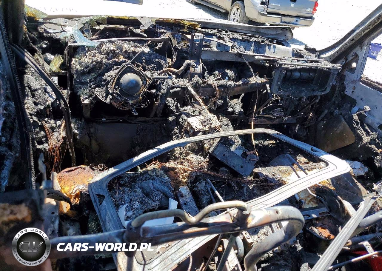 2004 Chevrolet Suburban K1500 VIN:3GNFK16T94G305744 - 8