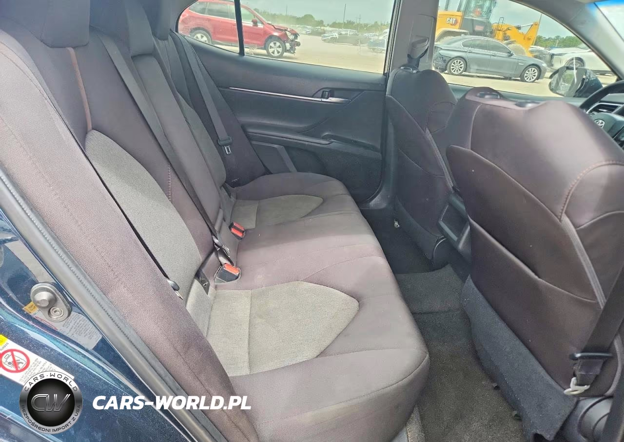 2018 Toyota Camry Le VIN:4T1B11HK2JU609761 - 10