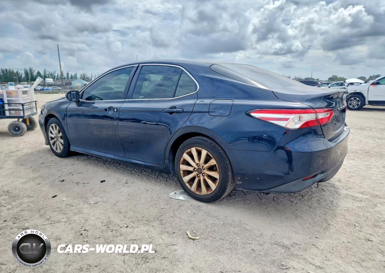 2018 Toyota Camry Le VIN:4T1B11HK2JU609761 - 2
