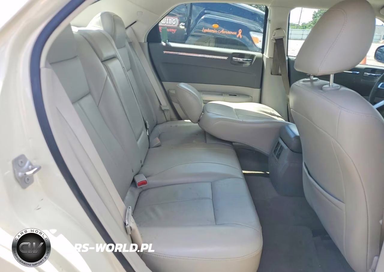 2010 Chrysler 300 Touring VIN:2C3CA5CV9AH112621 - 10