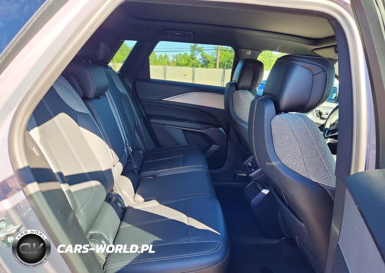 2024 Cadillac Lyriq Tech VIN:1GYKPMRL0RZ124992 - 11
