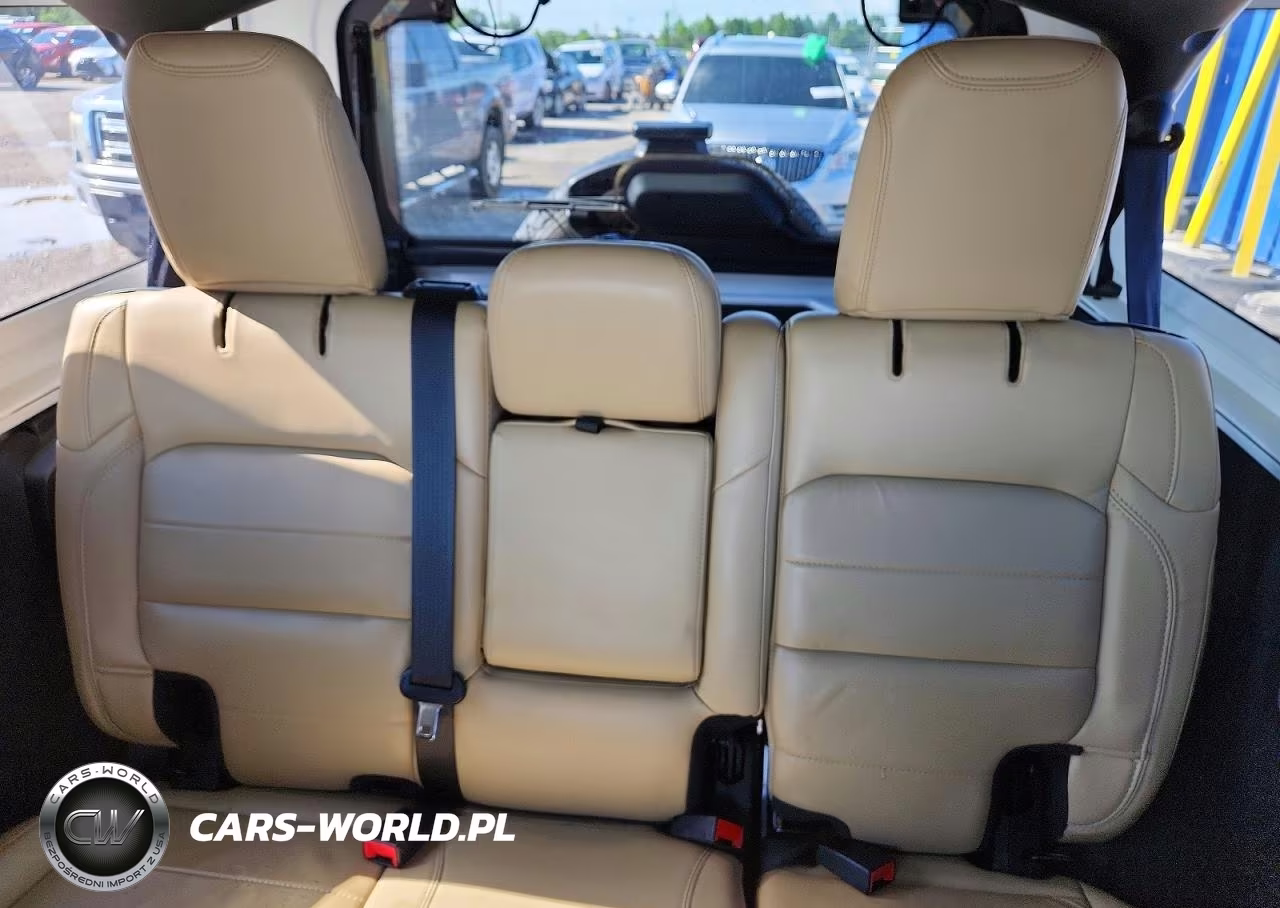 2019 Jeep Wrangler Unlimited Sahara VIN:1C4HJXEG2KW541419 - 10