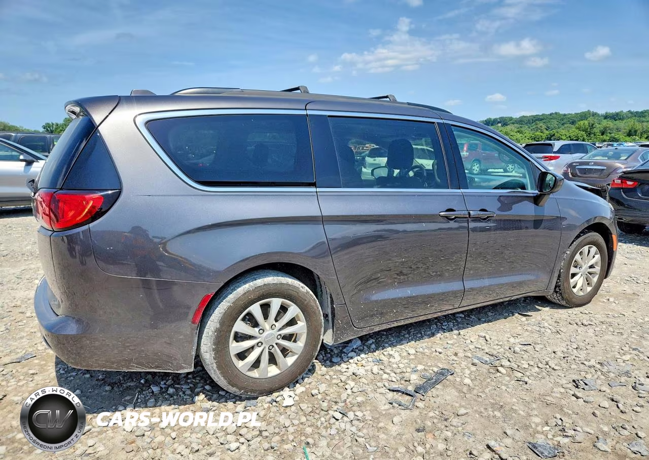 2017 Chrysler Pacifica Touring VIN:2C4RC1DG9HR529198 - 3