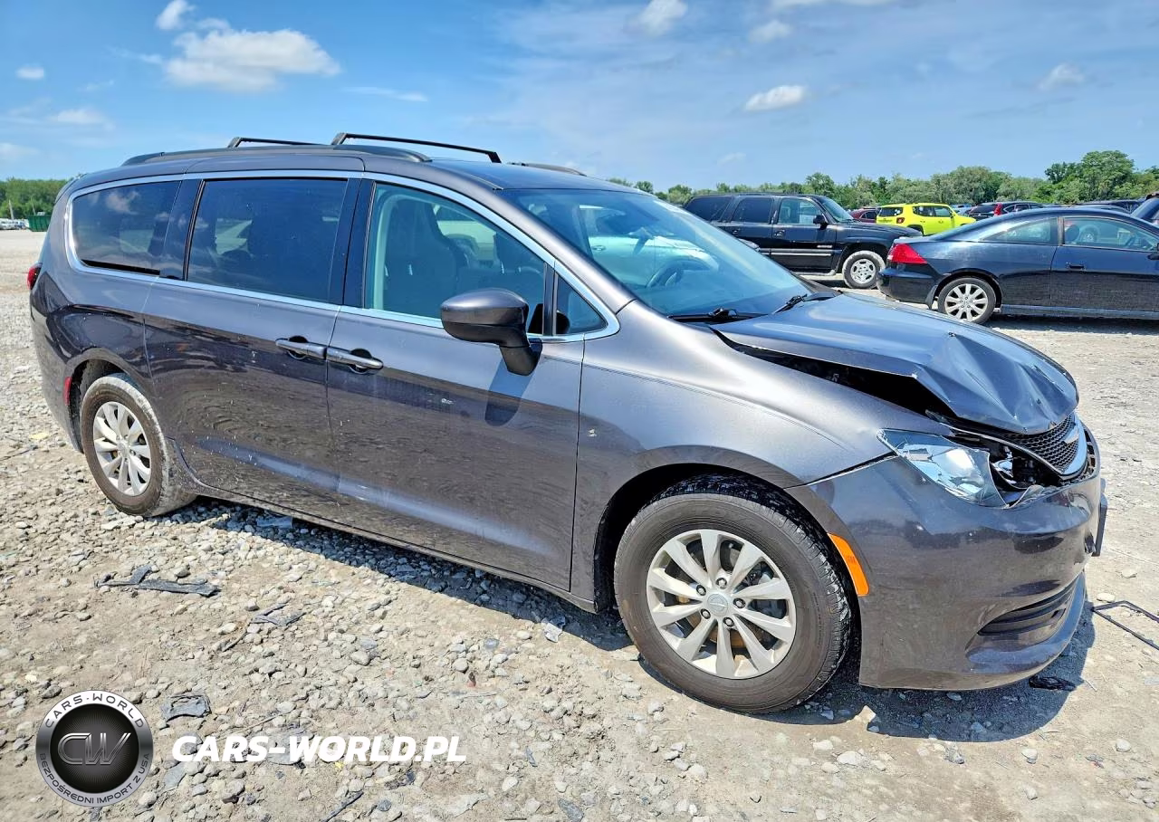 2017 Chrysler Pacifica Touring VIN:2C4RC1DG9HR529198 - 4