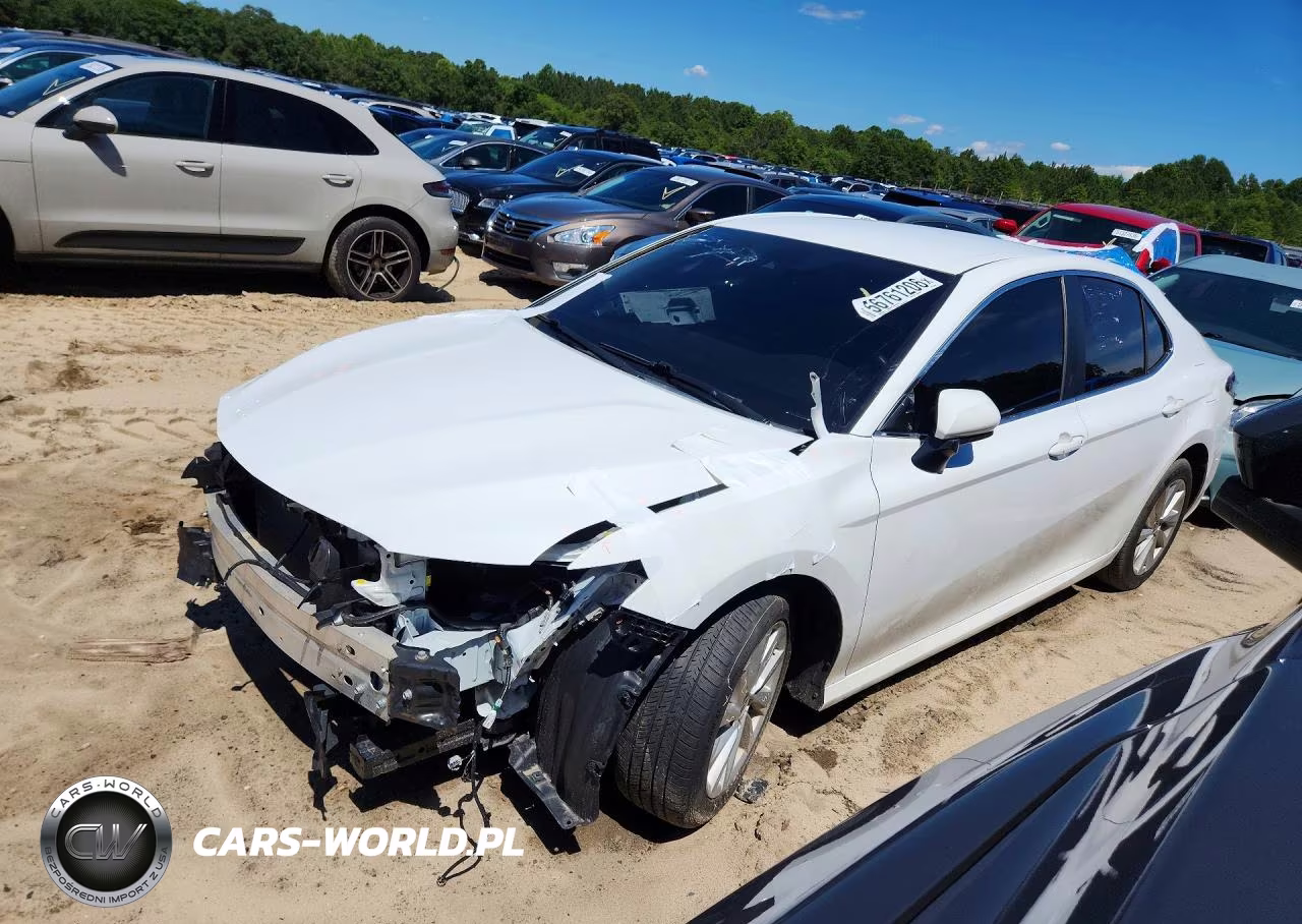 2022 Toyota Camry Le – zdjęcie 1 z 13