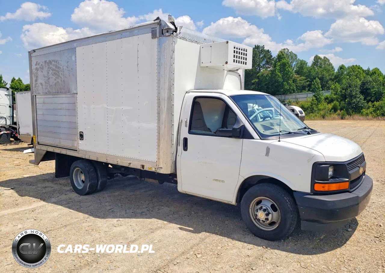 2017 Chevrolet Express Refrigerated Box Truck VIN:1GB6GUCG8H1128213 - 4