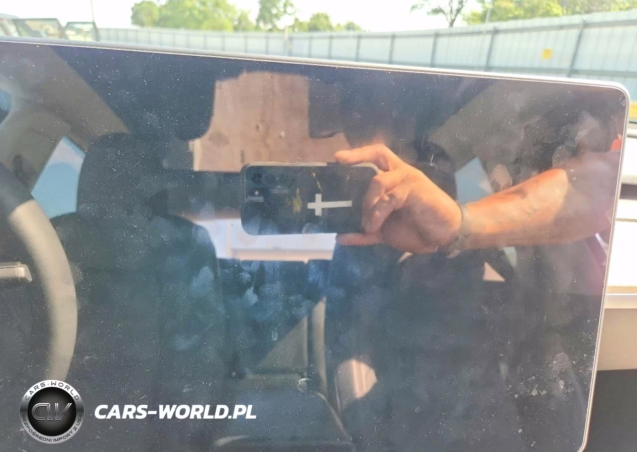 2023 Tesla Model Y VIN:7SAYGDEEXPA176575 - 9