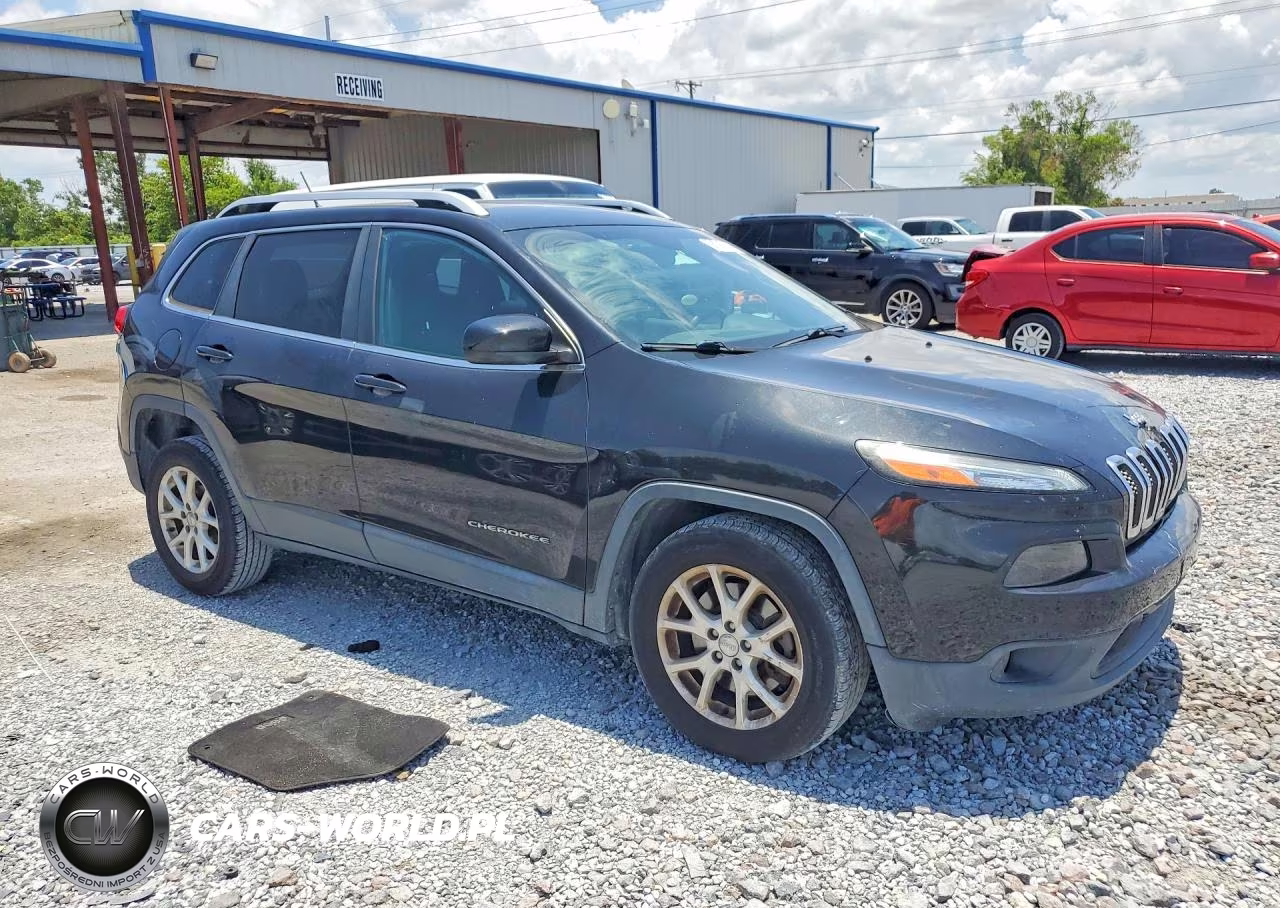 2015 Jeep Cherokee Latitude VIN:1C4PJLCB7FW694573 - 4