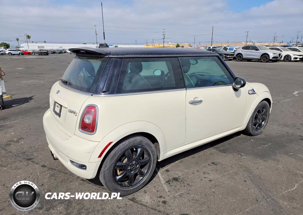 2010 Mini Cooper S VIN:WMWMF7C59ATZ70958 - 3