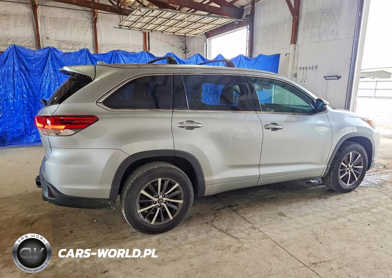 2018 Toyota Highlander Xle VIN:5TDKZRFH4JS529725 - 3