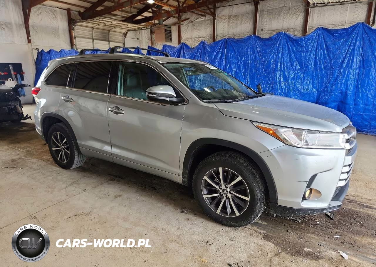 2018 Toyota Highlander Xle VIN:5TDKZRFH4JS529725 - 4