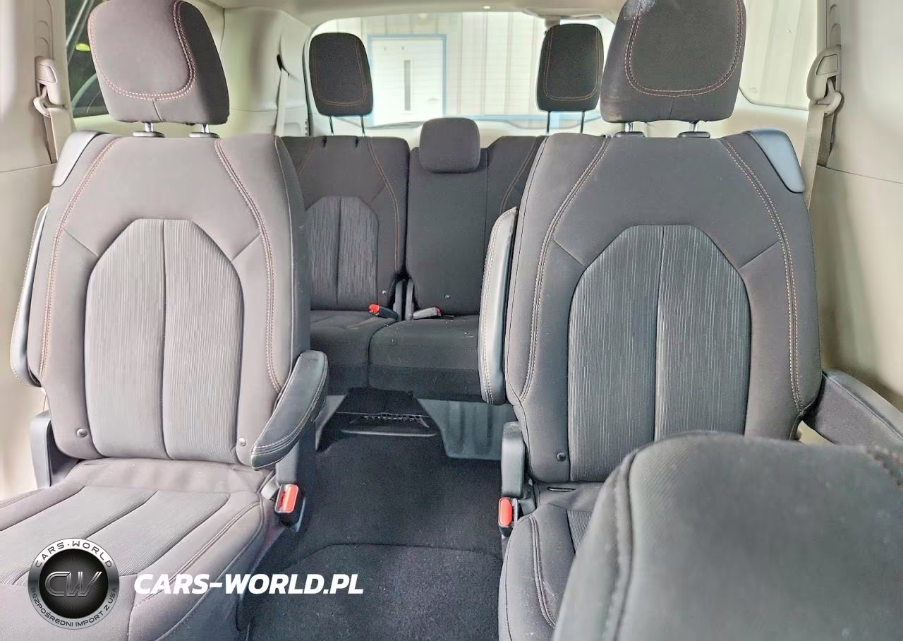 2020 Chrysler Pacifica Touring VIN:2C4RC1FGXLR102487 - 10