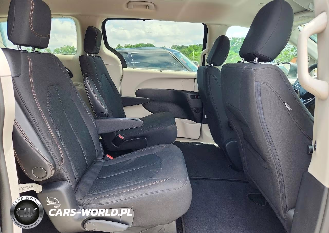2020 Chrysler Pacifica Touring VIN:2C4RC1FGXLR102487 - 11