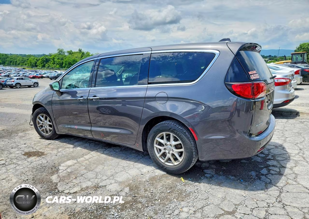2020 Chrysler Pacifica Touring VIN:2C4RC1FGXLR102487 - 2