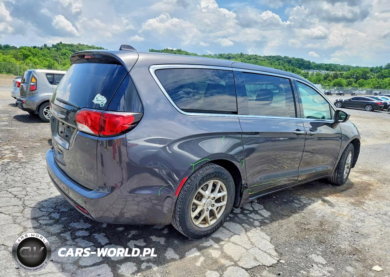 2020 Chrysler Pacifica Touring VIN:2C4RC1FGXLR102487 - 3