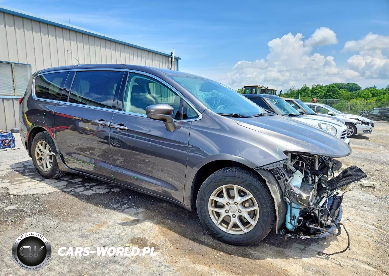 2020 Chrysler Pacifica Touring VIN:2C4RC1FGXLR102487 - 4