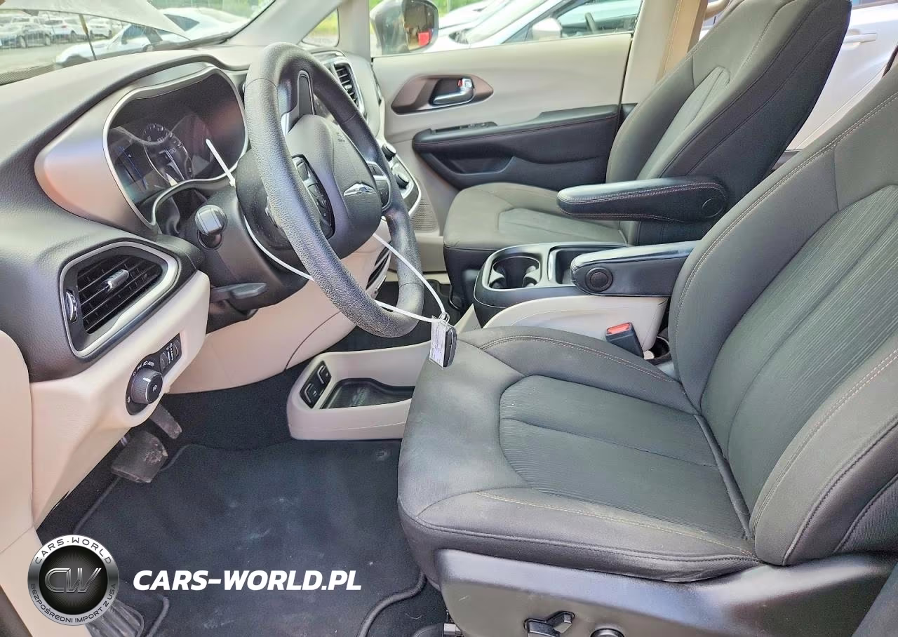2020 Chrysler Pacifica Touring VIN:2C4RC1FGXLR102487 - 7