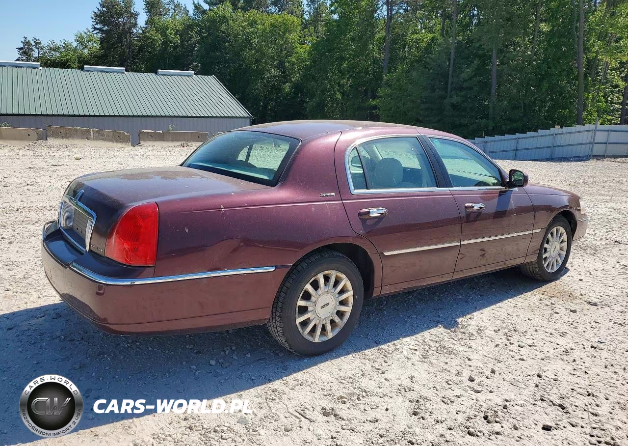 2007 Lincoln Town Car Signature VIN:1LNHM81W07Y621139 - 3