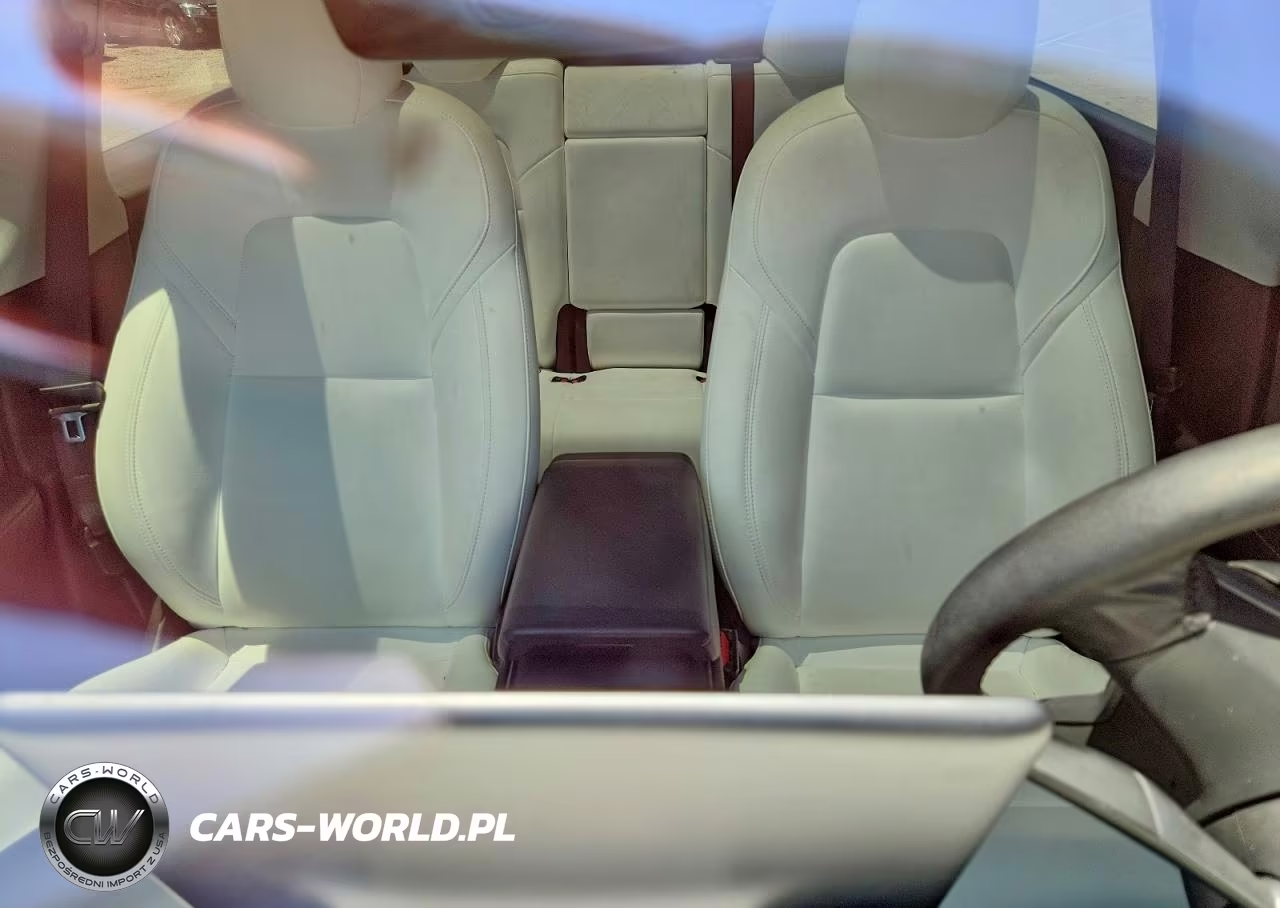 2023 Tesla Model Y VIN:7SAYGDEFXPF631677 - 10