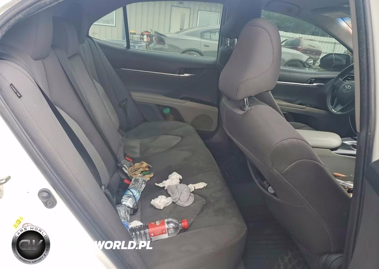 2018 Toyota Camry Le VIN:4T1B11HK1JU560844 - 10
