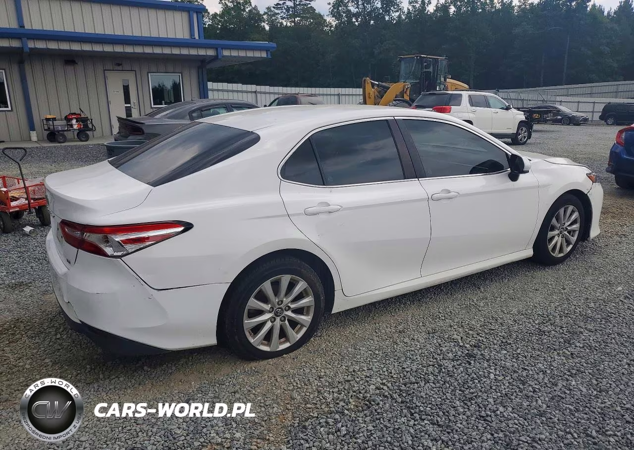 2018 Toyota Camry Le VIN:4T1B11HK1JU560844 - 3