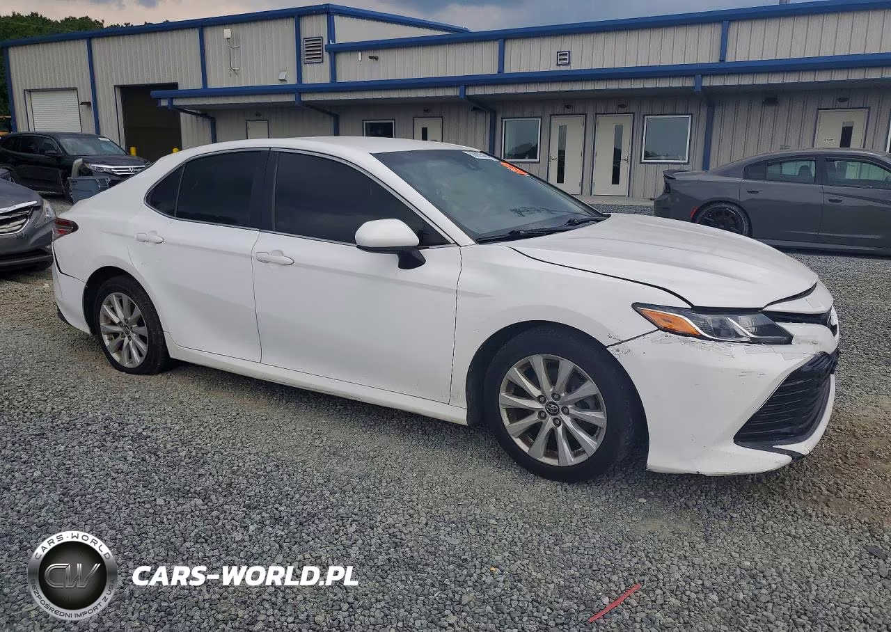 2018 Toyota Camry Le VIN:4T1B11HK1JU560844 - 4