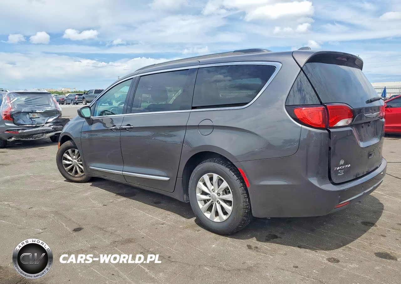 2017 Chrysler Pacifica Touring L VIN:2C4RC1BG8HR569386 - 2