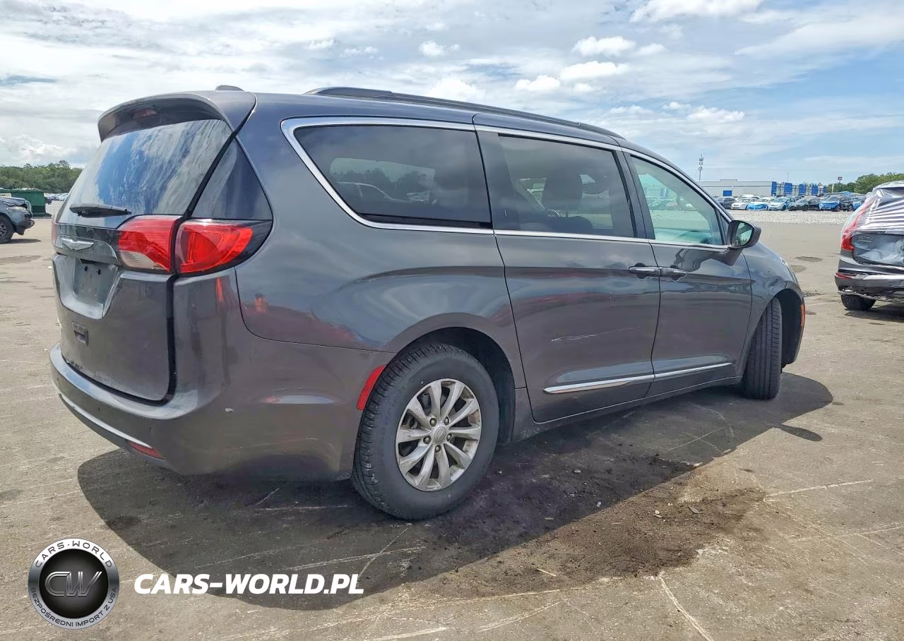 2017 Chrysler Pacifica Touring L VIN:2C4RC1BG8HR569386 - 3