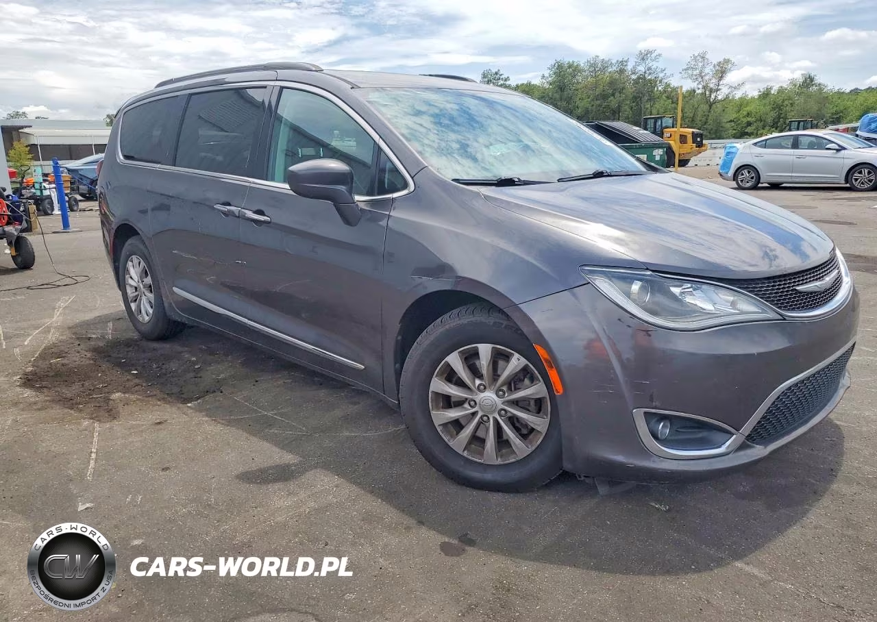 2017 Chrysler Pacifica Touring L VIN:2C4RC1BG8HR569386 - 4