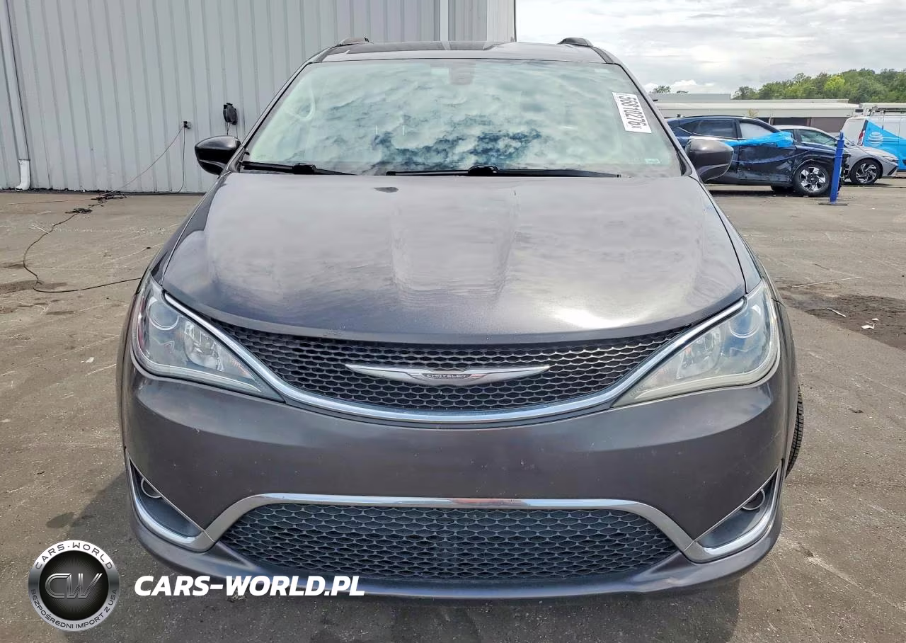 2017 Chrysler Pacifica Touring L VIN:2C4RC1BG8HR569386 - 5