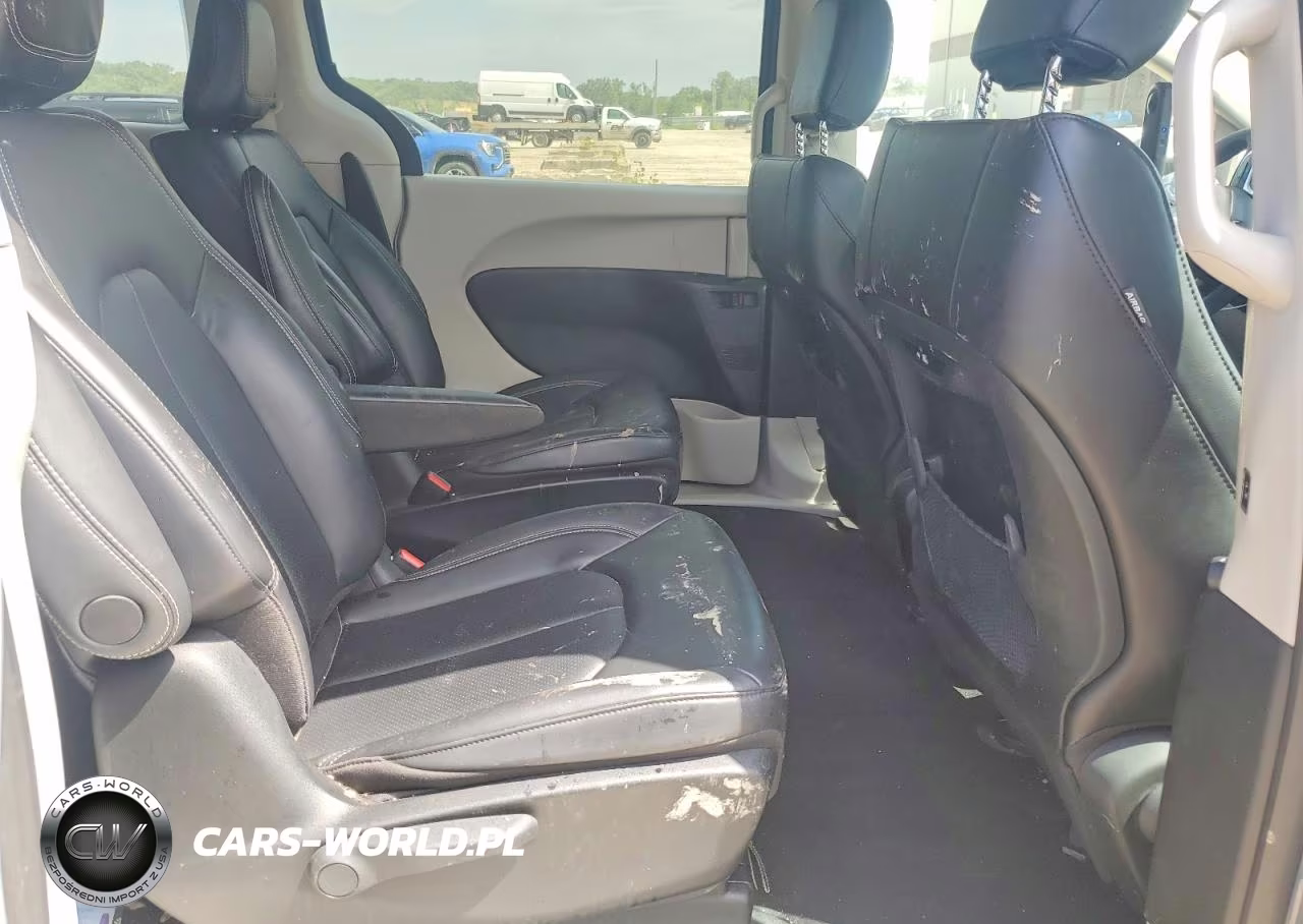 2023 Chrysler Pacifica Hybrid Touring L VIN:2C4RC1L79PR588882 - 11