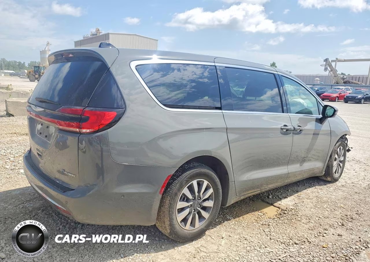 2023 Chrysler Pacifica Hybrid Touring L VIN:2C4RC1L79PR588882 - 3