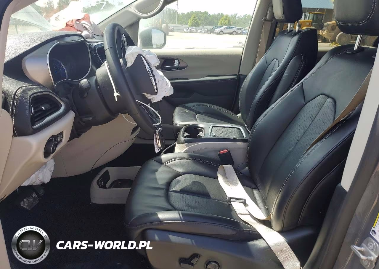 2023 Chrysler Pacifica Hybrid Touring L VIN:2C4RC1L79PR588882 - 7