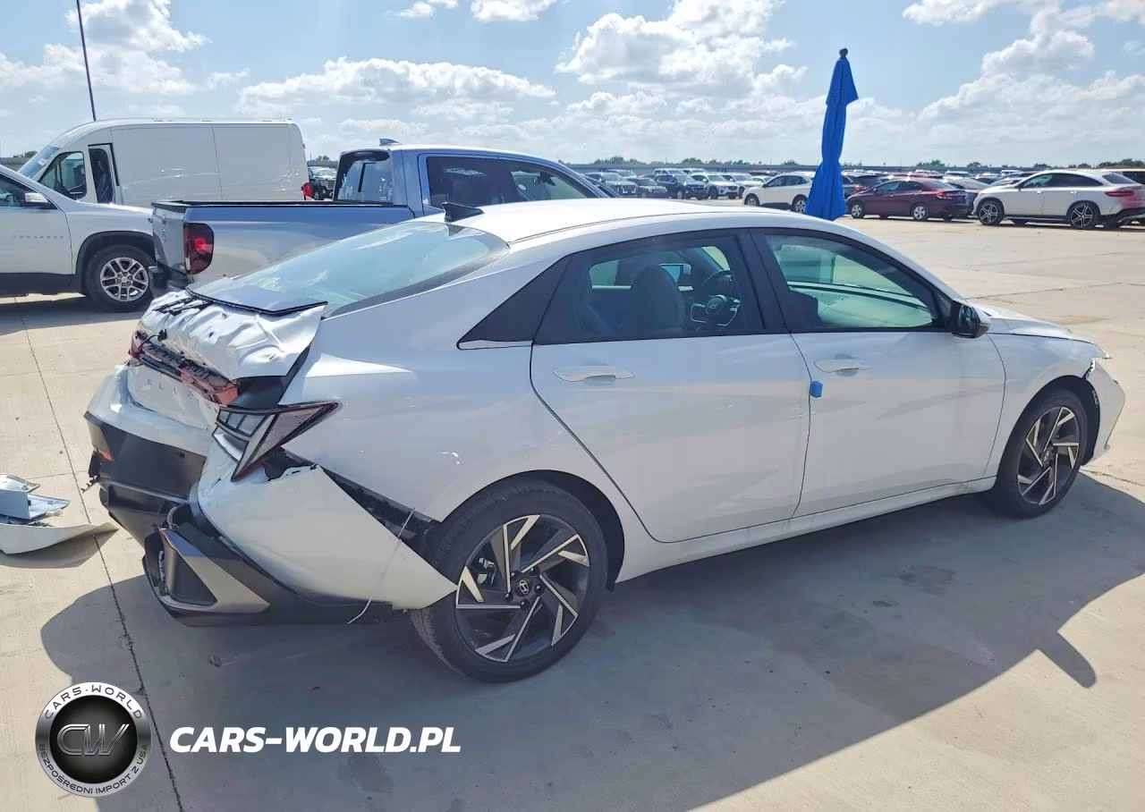 2026 Hyundai Elantra Limited VIN:KMHLN4DJ4TU194971 - 3