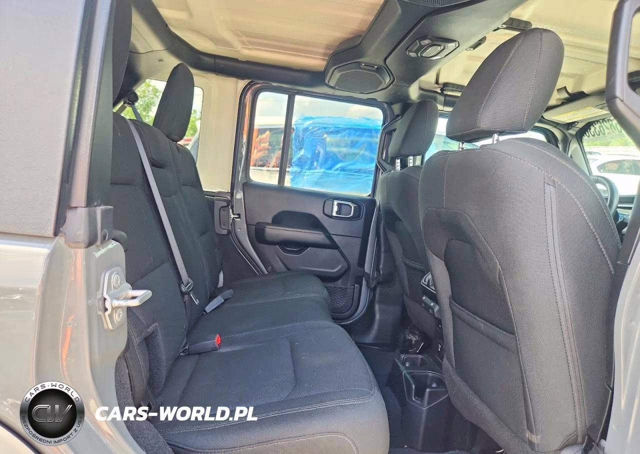 2018 Jeep Wrangler Unlimited Sahara VIN:1C4HJXEG4JW256073 - 10