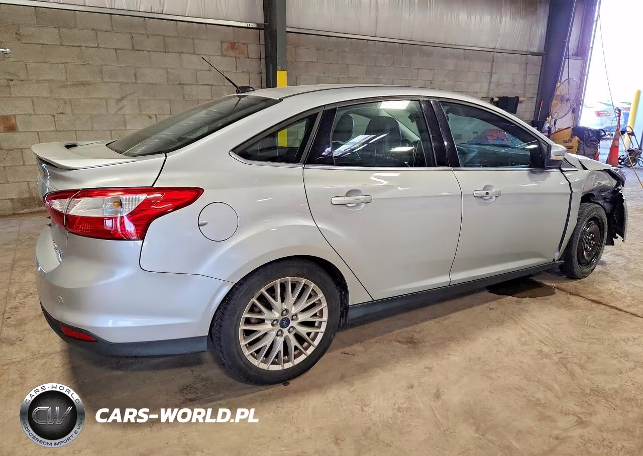 2014 Ford Focus Titanium VIN:1FADP3J20EL115627 - 3