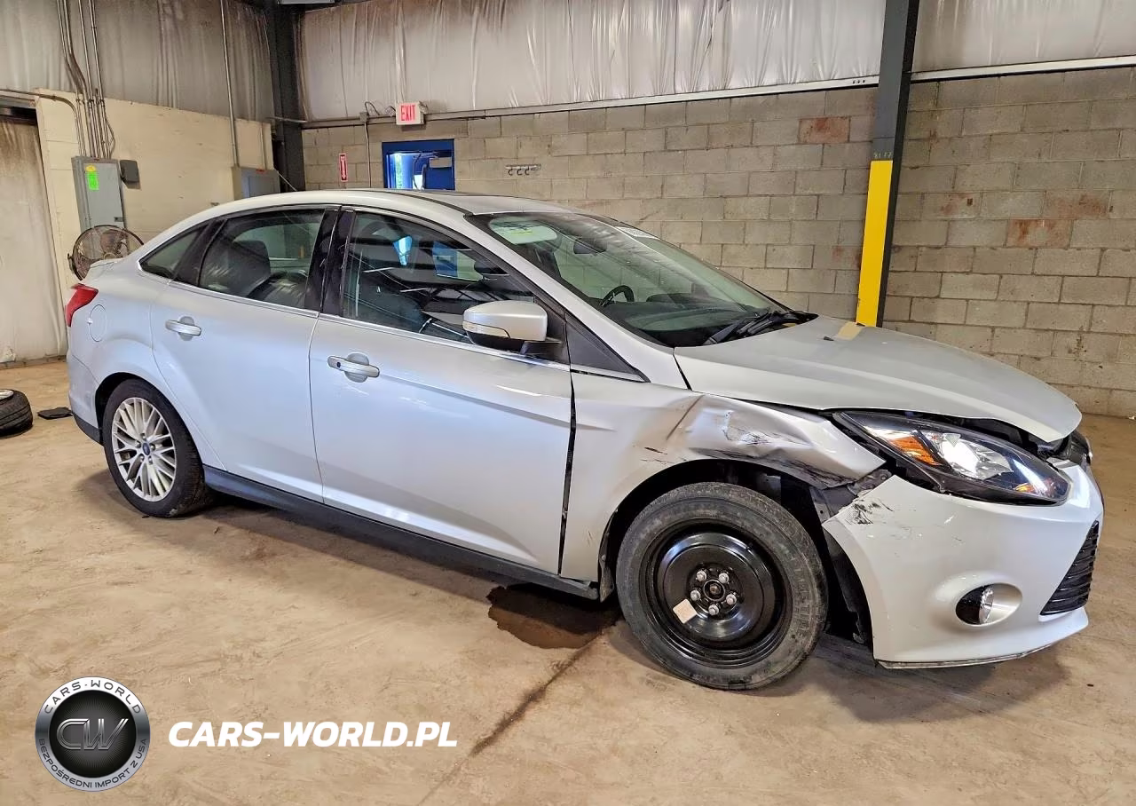2014 Ford Focus Titanium VIN:1FADP3J20EL115627 - 4