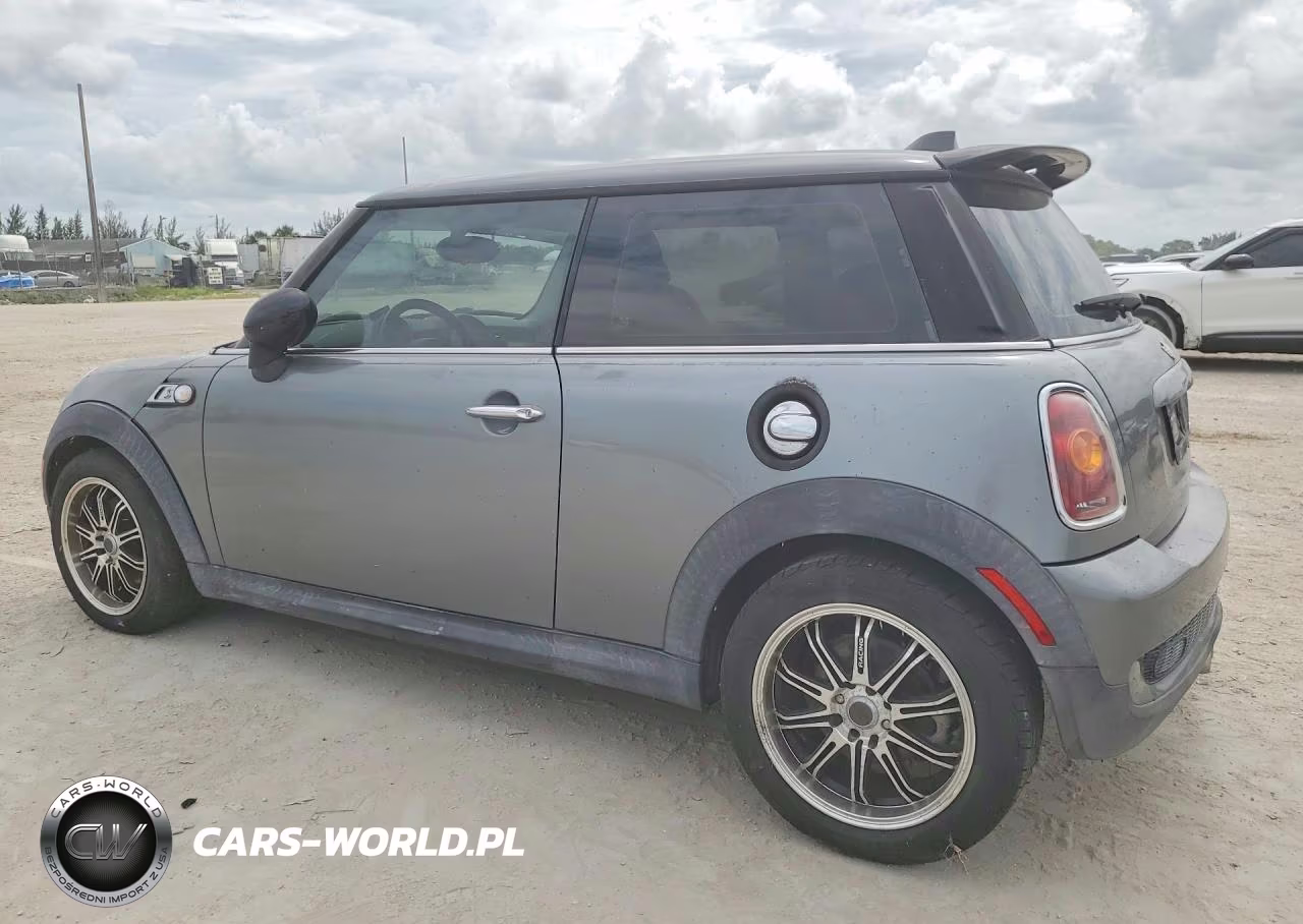 2007 Mini Cooper S VIN:WMWMF73567TL85621 - 2