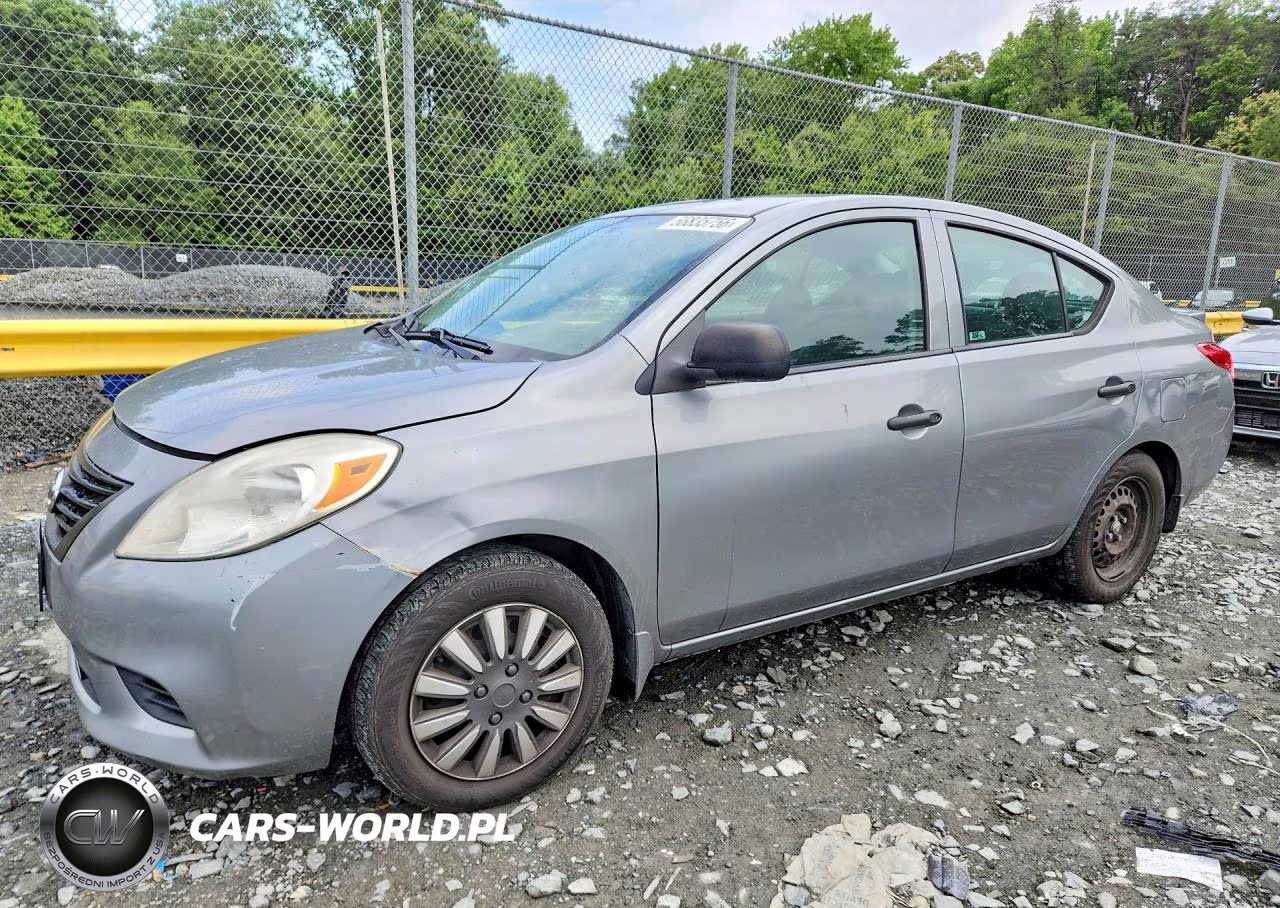 2014 Nissan Versa 1.6 S – zdjęcie 1 z 12