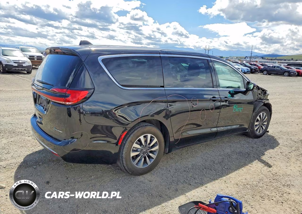 2022 Chrysler Pacifica Hybrid Touring L VIN:2C4RC1L74NR156181 - 3