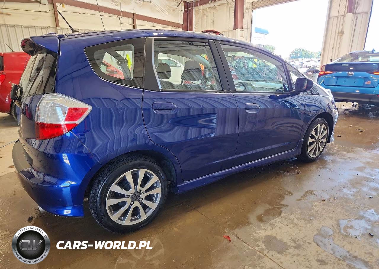 2013 Honda Fit Sport VIN:JHMGE8H6XDC051371 - 3