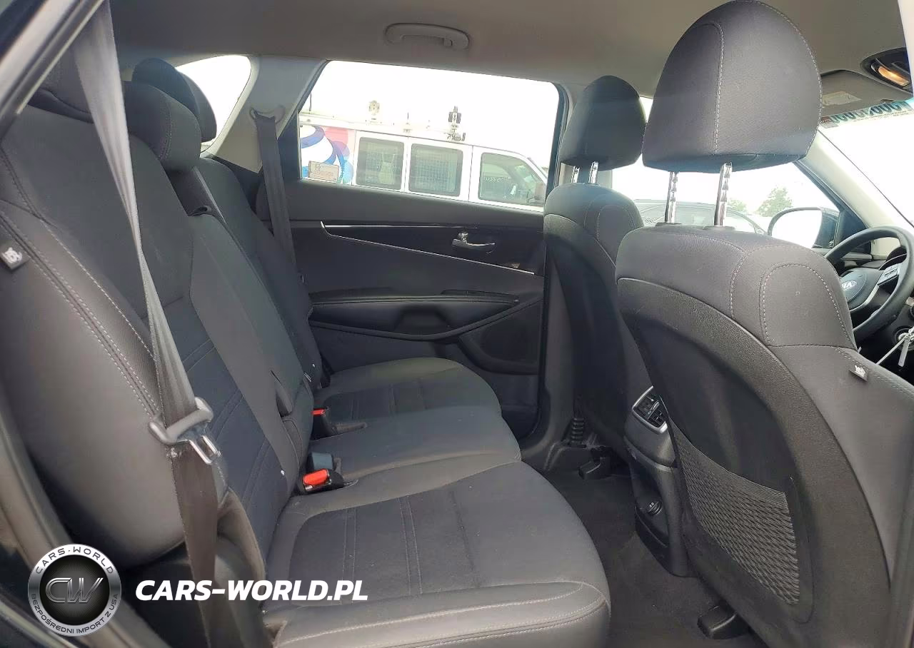 2019 Kia Sorento L VIN:5XYPG4A38KG592092 - 11