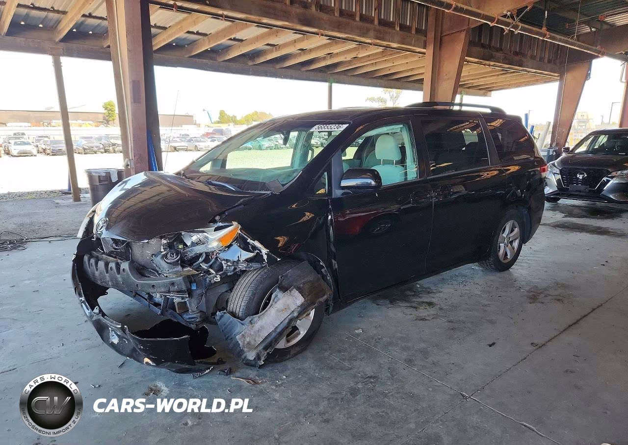 2012 Toyota Sienna Le – zdjęcie 1 z 13