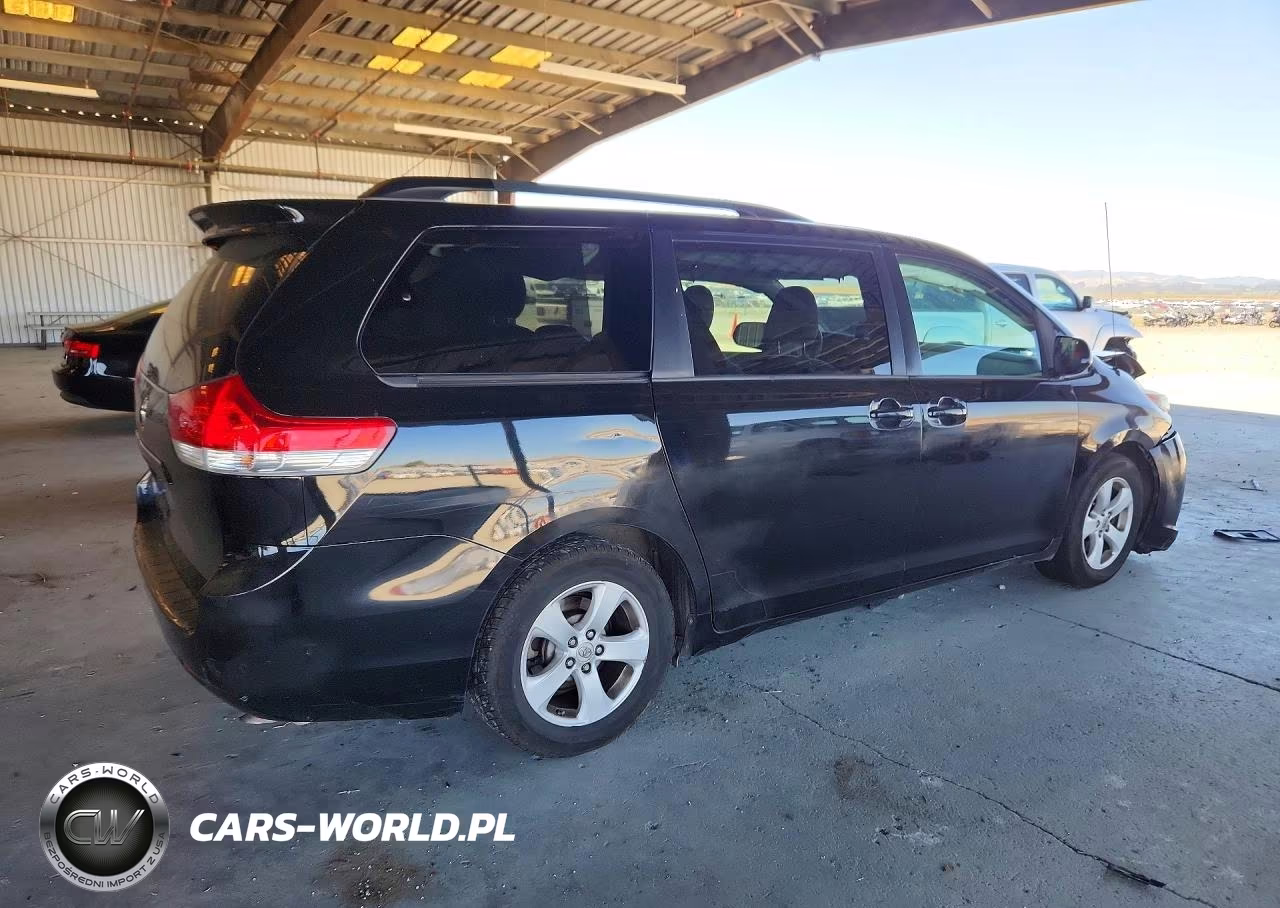 2012 Toyota Sienna Le VIN:5TDKK3DC0CS278469 - 3