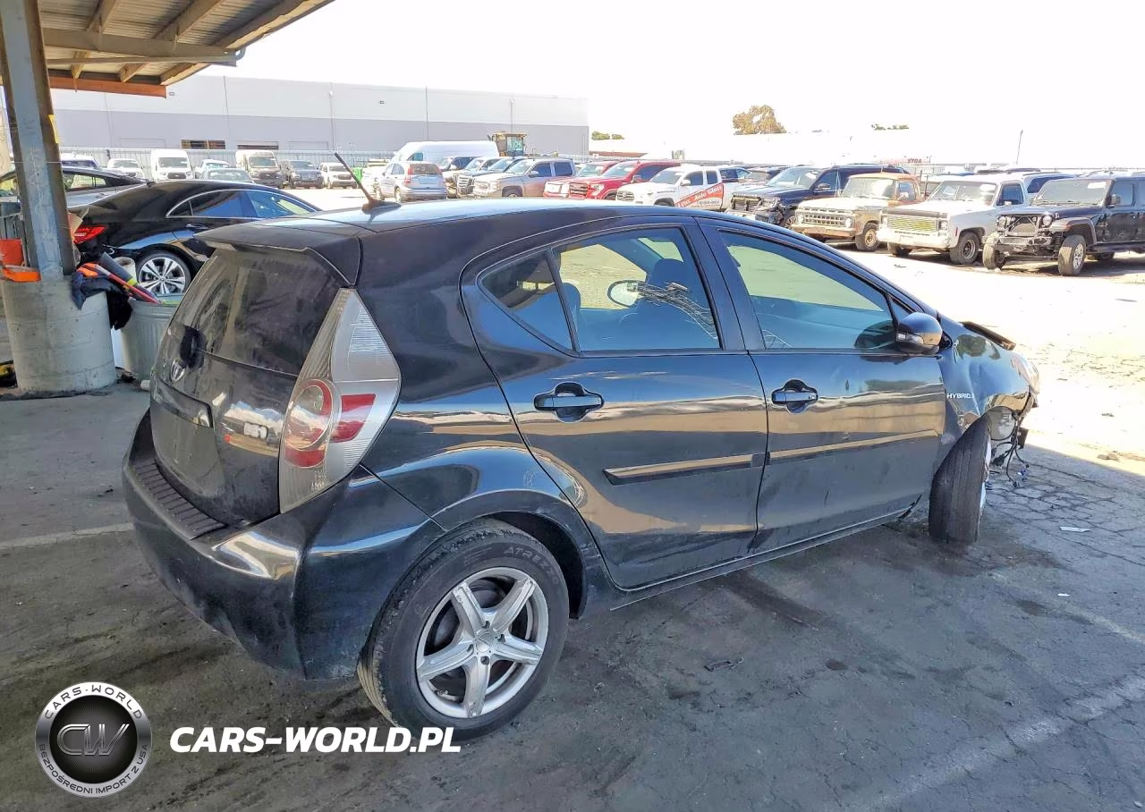 2014 Toyota Prius C Four VIN:JTDKDTB32E1062359 - 3