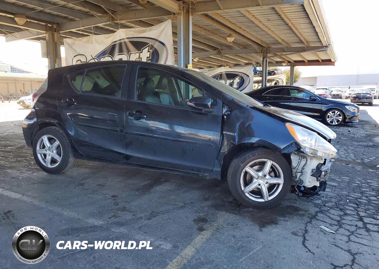 2014 Toyota Prius C Four VIN:JTDKDTB32E1062359 - 4