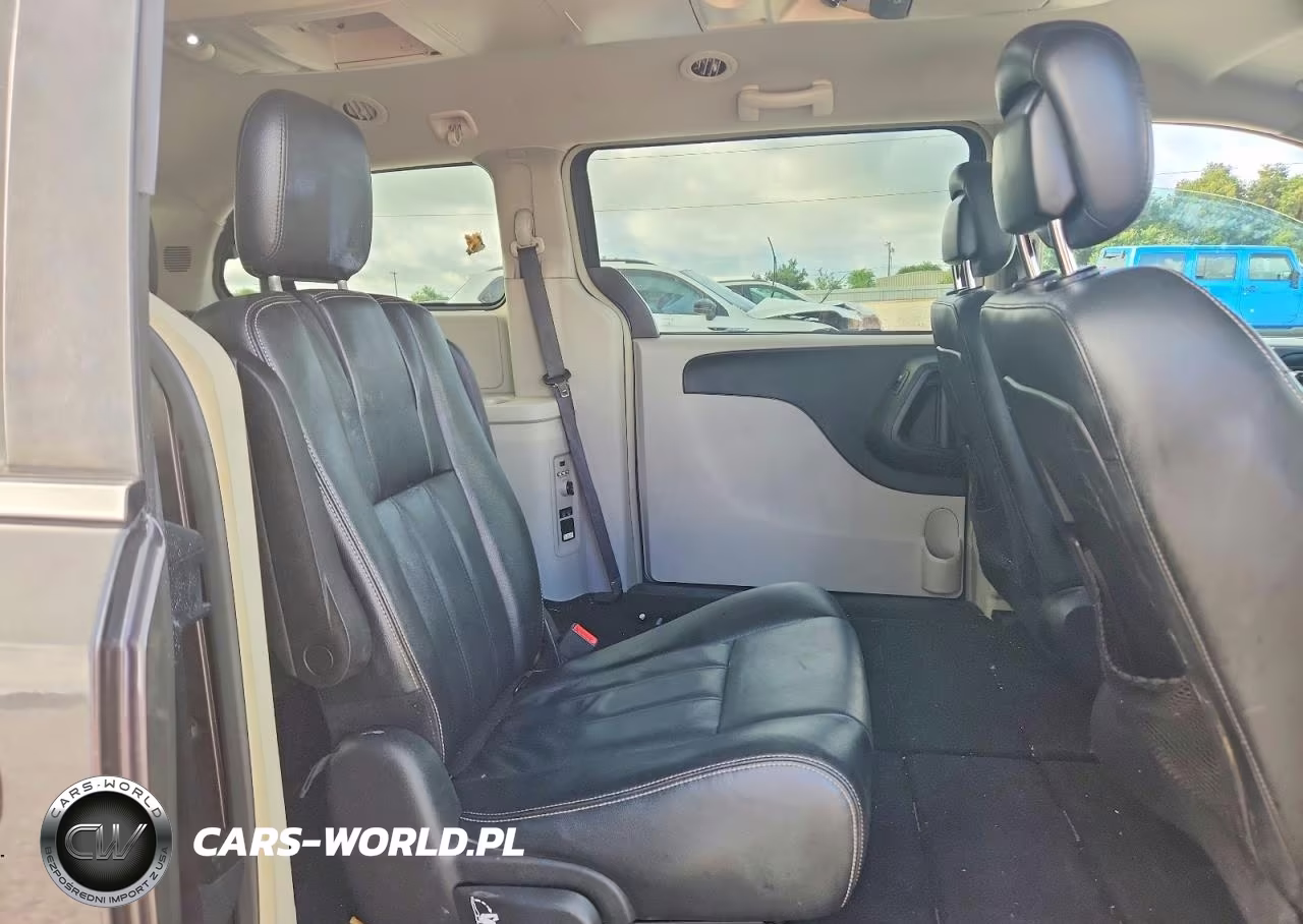 2015 Chrysler Town & Country Touring VIN:2C4RC1BG4FR544613 - 11