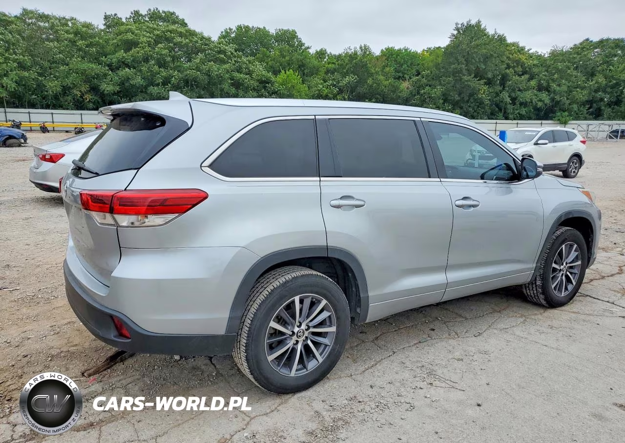 2018 Toyota Highlander Xle VIN:5TDKZRFH9JS527677 - 3