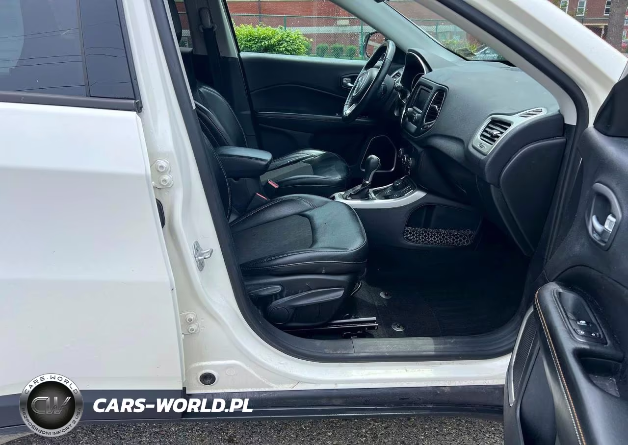 2018 Jeep Compass Latitude VIN:3C4NJDBBXJT185851 - 5