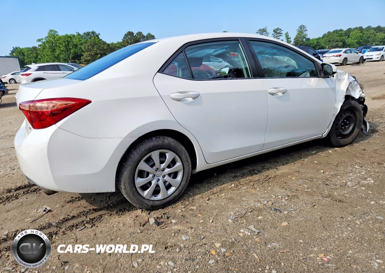 2018 Toyota Corolla Le VIN:5YFBURHEXJP831210 - 3
